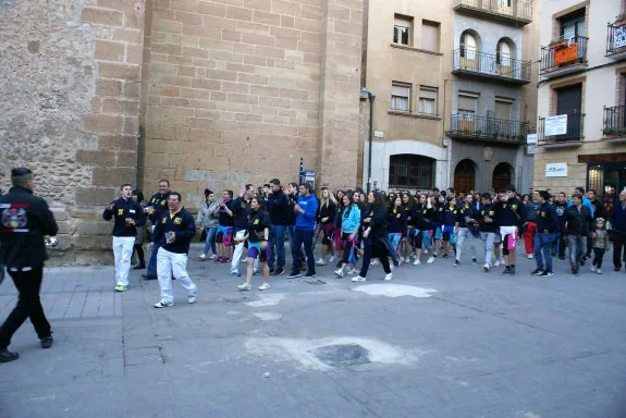 La peña Juventud, en un pasacalles de fiestas de San Prudencio. :: F. D.