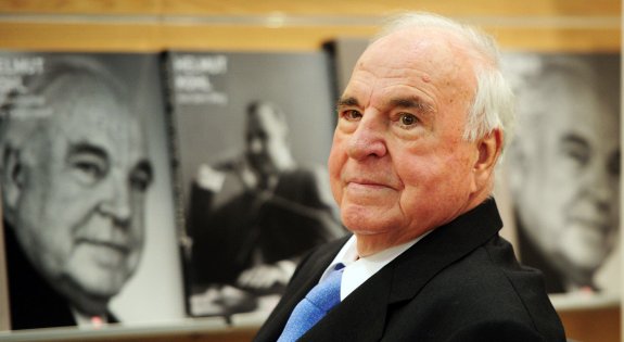 Su corpulencia y su enorme talla política le valieron a Kohl el sobrenombre del 'gigante del Palatinado'. :: JOHANNES EISELE / afp
