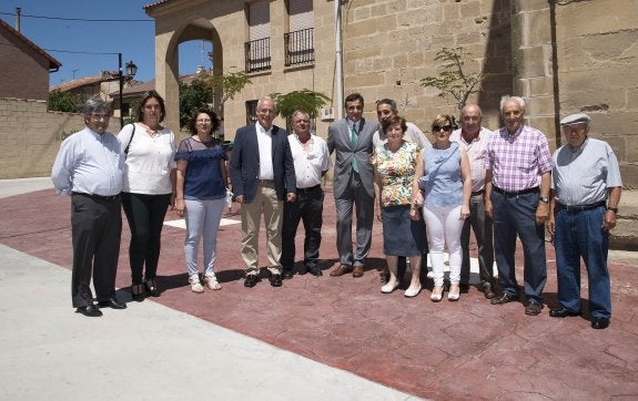 Participantes en la inauguración de la reurbanizada plaza. :: 