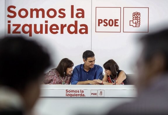 Sánchez conversa con Cristina Narbona (a la izquierda) y Adriana Lastra antes de la reunión de ayer de la ejecutiva del PSOE. :: Emilio naranjo/ efe