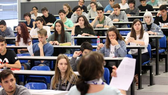 La EBAU bate récord de aprobados pero la mitad de los bachilleres se queda en el camino