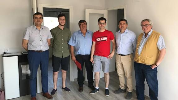 Visita institucional al piso restaurado en Berceo para alojar familias en dificultades. 