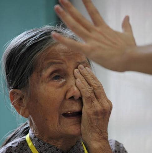 Una mujer se somete a un examen tras una operación de cataratas. 