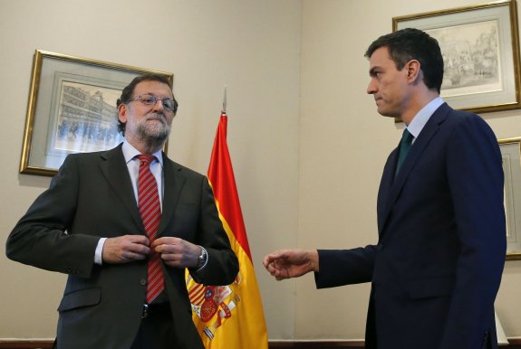 Rajoy evitando saludar a Sánchez en febrero de 2016. :: mariscal / efe