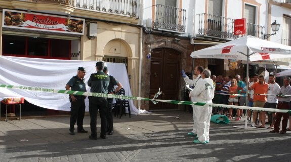 Agentes de la Guardia Civil custodian la bocatería de Valdepeñas de Jaén, donde ayer un policía local mató al dueño antes de suicidarse. :: M. A. C.