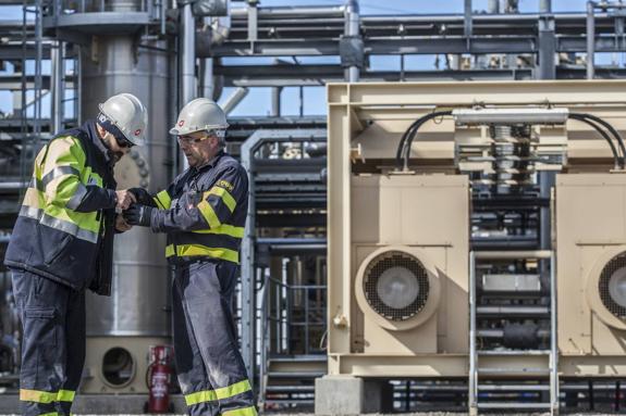 Dos operarios trabajan en el yacimiento que Unión Fenosa Gas explota entre los términos municipales de Sotés y Hornos de Moncalvillo. :: Justo Rodríguez