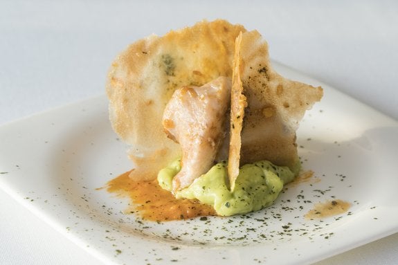 Se ofrecieron los pinchos 'Fritada riojana con yema', 'Bonito de campaña en torta marina' y 'Manos de cerdo con salsa riojana' :: imanol amas