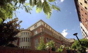 Cuerpo principal del colegio de Maristas, diseñado por Agapito del Valle. / JUSTO RODRÍGUEZ