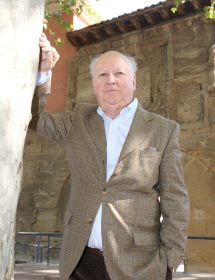 Jorge Edwards, junto a las murallas del cubo de El Revellín. / JUAN MARÍN