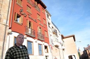 Carlos Eguiluz, junto a la fachada principal de nuevo hotel, situado en pleno Camino de Santiago. / M. C.