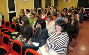 PRIMEROS CONTACTOS. Las mujeres de los pueblos participaron en la asamblea constitutiva de la nueva asociación. / M. C.