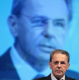 Rogge se dirige a los asistentes a la Conferencia Antidopaje. / AFP