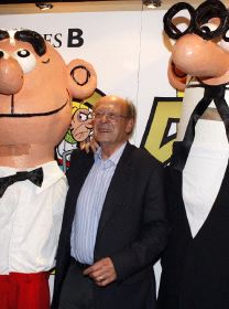 El dibujante con sus amigos Mortadelo y Filemón. /EFE