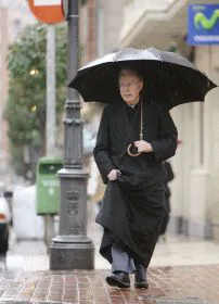 Imagen de un sacerdote paseando. / L.R.