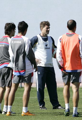 Laudrup habla con sus jugadores durante el entrenamiento . / EFE