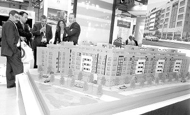 Una maqueta de un complejo de viviendas, en el Salón Inmobiliario de Madrid del año pasado. / PINO-EFE