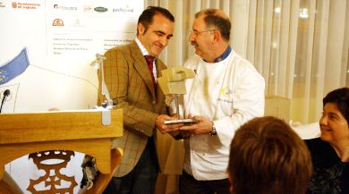 Pedro Subijana entrega el premio al presidente de Slow Food en España. / L.R
