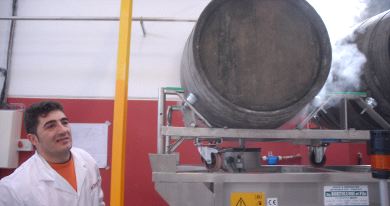 Desinfección de la barrica tras la aplicación de los cristales de cuarzo con vapor a 105 grados. / ALFREDO IGLESIAS