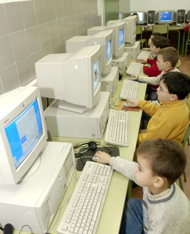 Un grupo de niños consulta Internet en un colegio. /F.DÍAZ