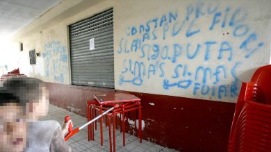 Imagen de las pintadas intimidatorias que aparecieron el pasado sábado en el exterior del Juncal. / J.  R.