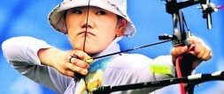 Sung-Hyun Park, una de las tres componentes del equipo coreano, se concentra antes de lanzar su flecha. / AFP