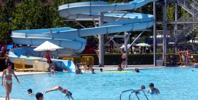 Los toboganes de Las Norias son una de las principales atracciones de las piscinas municipales. /J. RODRÍGUEZ