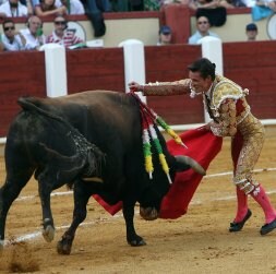 Urdiales entra a matar en uno de sus toros./ EL NORTE DE CASTILLA