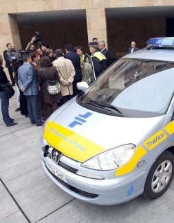 Ulecia entrega las llaves del coche a Tomás Santos./ J. MARÍN