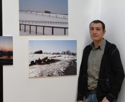 Manolo García, junto a varias fotografías de la muestra. /COLPISA