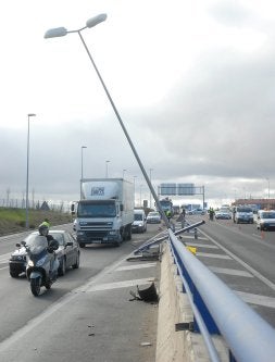 Restos de un accidente en la circunvalación, hace un año. /A. IGLESIAS