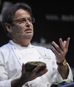 El cocinero español Paco Ron y el chef sueco Peter Nilssen, ayer, en Madrid Fusión. / AFP