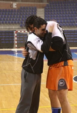 Jota y Oneto se abrazan durante la despedida de ayer./ DÍAZ URIEL