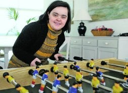 Izaskun Buelta es campeona de futbolín de la Fundación APROCOR. / ERNESTO AGUDO