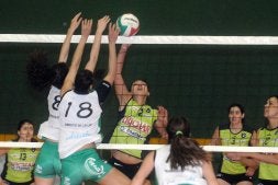 Oksana supera el bloqueo de Gala Clemente y Da Silva. /A. IGLESIAS