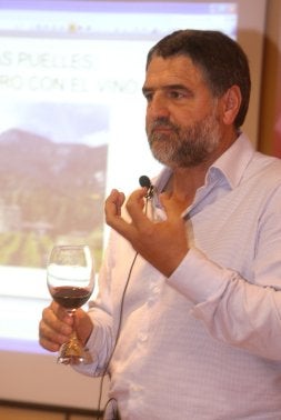 El bodeguero explicando uno de sus vinos. /JUAN MARÍN