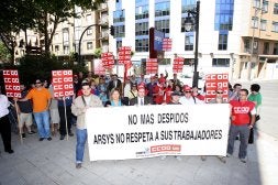 Protesta de los trabajadores de arsys, ayer, ante la sede de la compañía.
