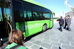 Imagen corporativa de los futuros autobuses, presentada ayer por las autoridades regionales. /E. DEL RÍO