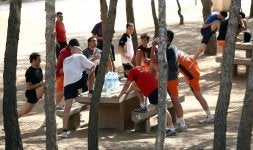 Los jugadores del Naturhouse se relajan y estiran en el parque de  La Grajera.  /DÍAZ URIEL