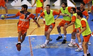 Parra cede el balón ante una muralla de defensores en el entrenamiento de ayer. /JUSTO RODRÍGUEZ