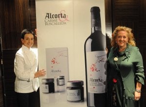 La restauradora Carme Ruscadella y la enóloga Elena Adell, ayer en el madrileño Hotel Urban. / FOTOPRENSA