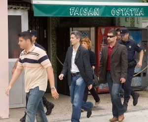 El juez Fernando Grande-Marlaska participa en el registro del bar Faisán de Irún, en junio del 2006. / EFE