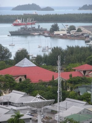 Buque de guerra griego en el puerto de Victoria, capital de las Seychelles./ I. DOMÍNGUEZ