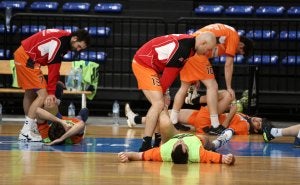 Los jugadores estiran en el Palacio de los Deportes. /DÍAZ URIEL