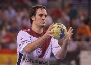 Arrieta se dispone a tirar un penalti en el Naturhouse-Arrate. /FERNANDO DÍAZ