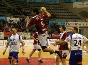 Parra vuela en busca de un cómodo lanzamiento... y del gol. /G.S.