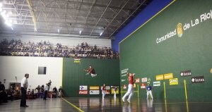 Titín pone la pelota en funcionamiento durante el partido de ayer en el Adarraga. :: JUSTO RODRÍGUEZ