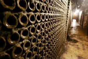 En los calados y cementerios de las bodegas 'duermen' más de 600 millones de litros de vino. ::
J.RODRÍGUEZ