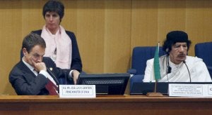 El presidente del Gobierno, José Luis Rodríguez Zapatero, escucha junto al líder libio, Muamar El Gadafi, uno de los discursos de la Cumbre de la Unión Africana. ::
EFE