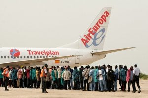 Inmigrantes subsaharianos que se encontraban en situación irregular en España llegan a Senegal tras ser repatriados desde las Islas Canarias. ::
EFE