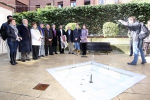 Tomás Santos, Ángel Varea y Francisco Jose Marín, presidente de Ultreia, posan en el patio del albergue con otros ediles y miembros de la asociación jacobea. ::                             JUAN MARÍN